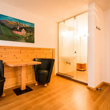 מלון Adler Hotel-pension 3*